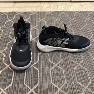 Nike Team Hustle D9 Black/White/Silver Basketball Shoes, youth size 4.5Y